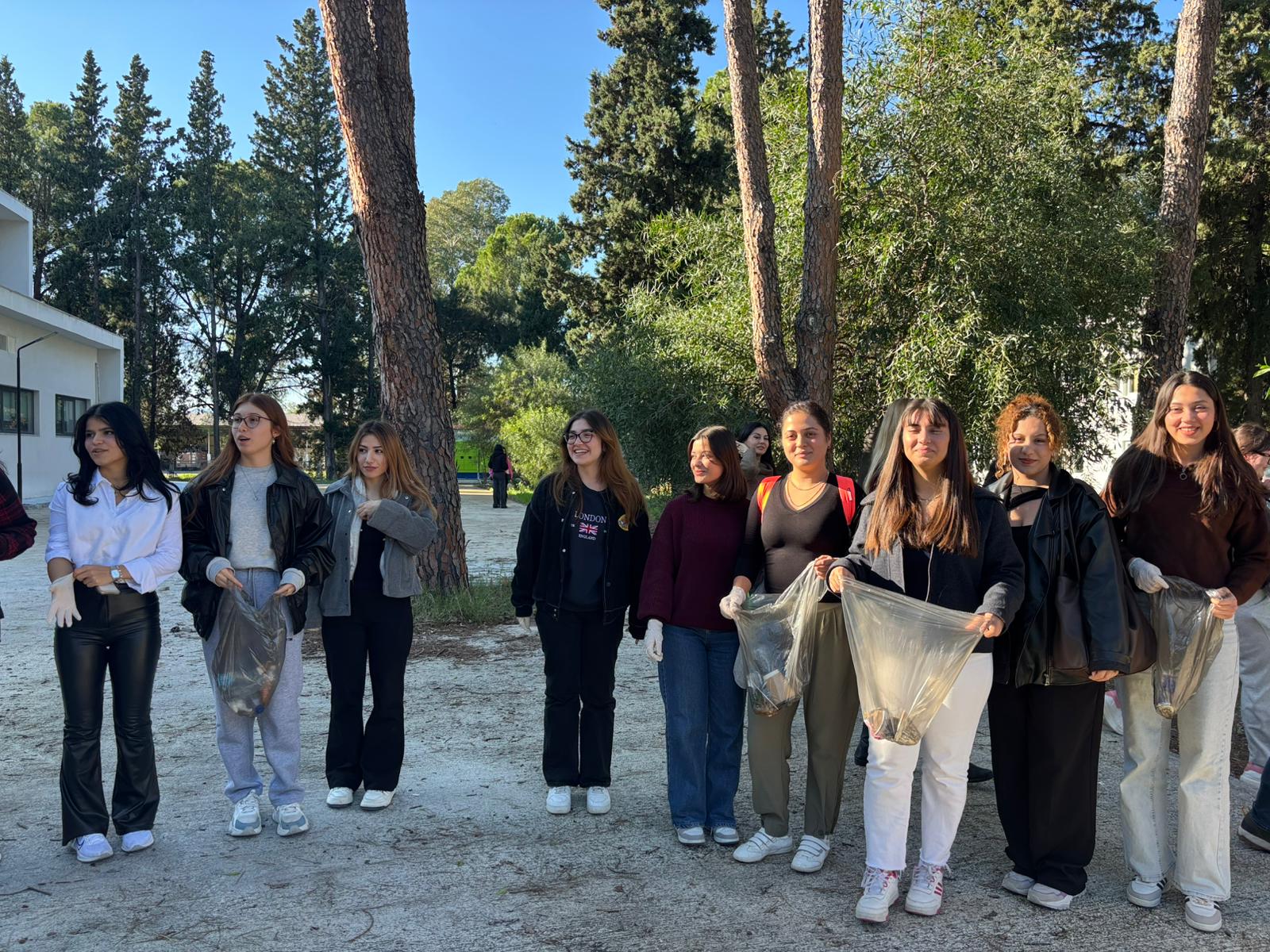 9 Aralık 2025 tarihinde Dalaman Meslek Yüksekokulu’nda “Atık Yönetimi Farkındalık Eğitimi” adlı seminer gerçekleştirildi. Öğr. Gör. Halil Semercioğlu tarafından verilen eğitimde, sürdürülebilir çevre yönetimi, atıkların doğru şekilde ayrıştırılması ve geri dönüşüm süreçlerinin önemi üzerine kapsamlı bilgiler paylaşıldı. Öğrenciler ile akademik personelin yoğun ilgi gösterdiği seminer, karşılıklı soru–cevap bölümüyle verimli bir şekilde tamamlandı. Eğitim sonrasında ise farkındalık çalışmasının bir devamı olarak katılımcılar kampüs alanında çevre temizliği etkinliği gerçekleştirdi.